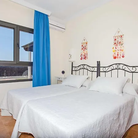 Playa Blanca Sleeps 6 Air Con Wifi Willa