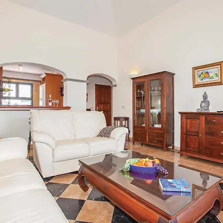 Playa Blanca Sleeps 6 Air Con Wifi Willa